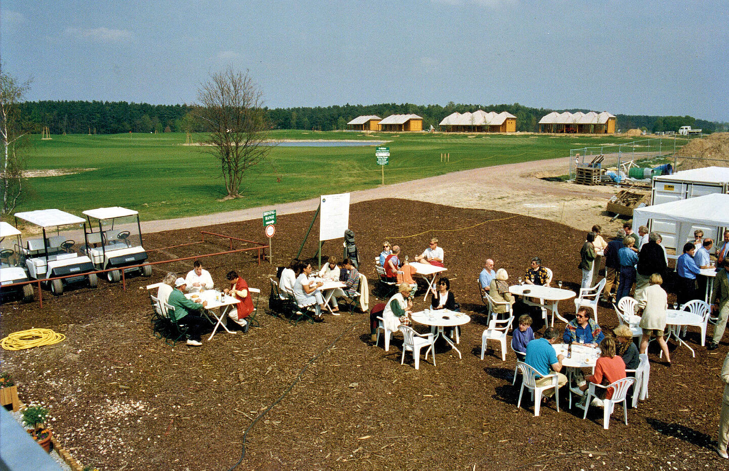 Die „Terrasse“ (heute Parkplatz) der Gastronomie im Baucontainer unter der Leitung des ersten Pächters Sven Hoge.