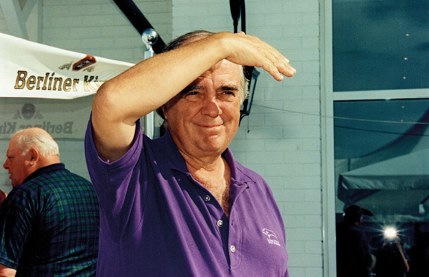 Ein gut gelaunter Robert Trent Jones jr. ( im Hintergrund Hans Machner der erste Platzmarshal)