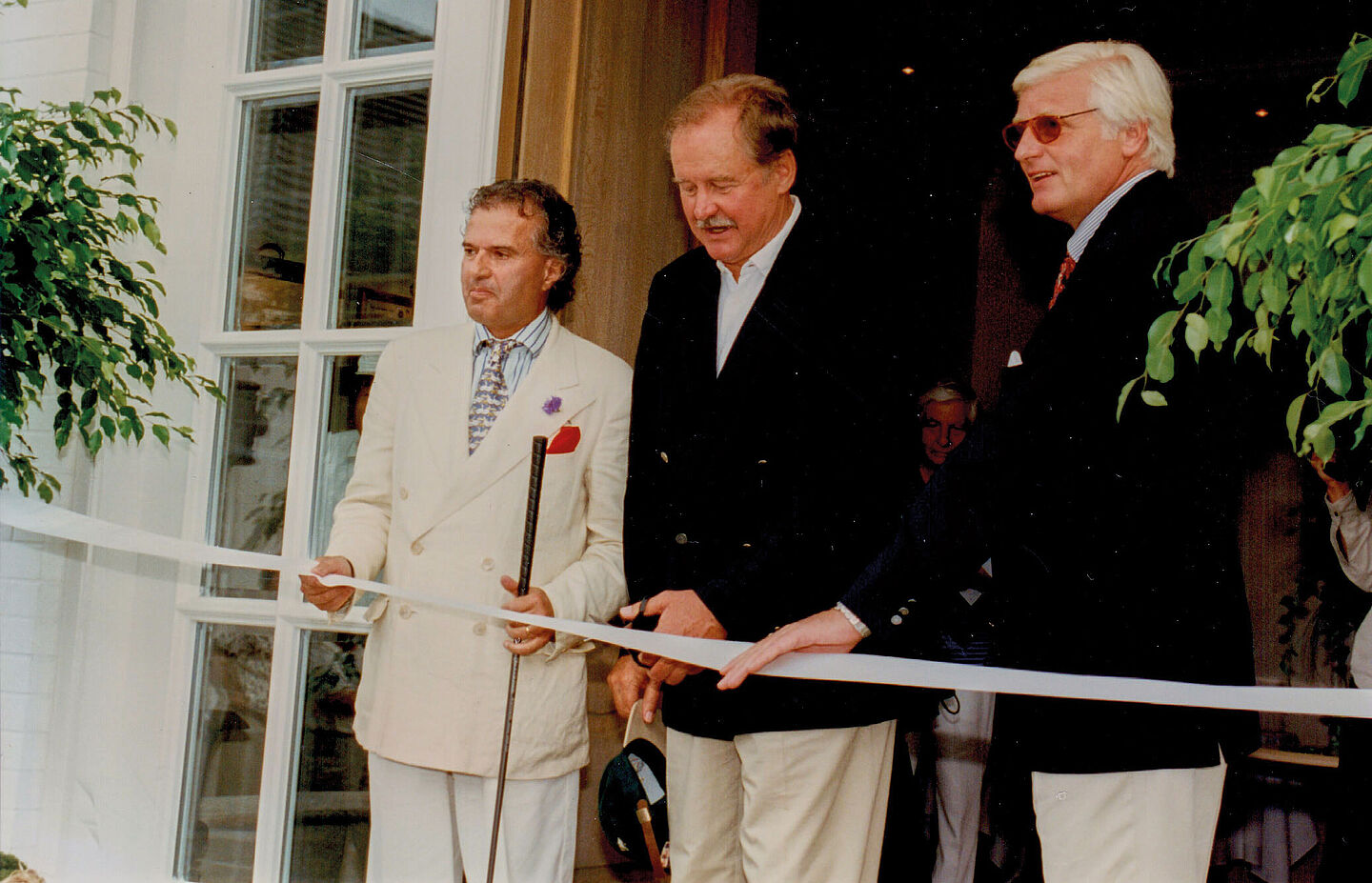 14. Juni 1997 Einweihung des Clubhauses: Ferdinand Fürst von Bismarck zerschneidet das Eröffnungsband