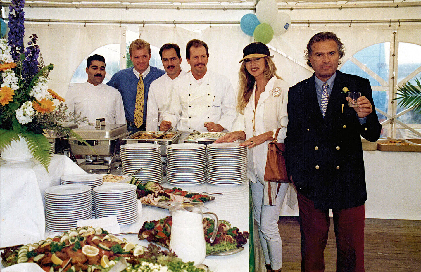 Nicolai A. Siddig und seine Frau Mona mit dem Team der Clubgastronomie am Tag der Einweihung des Nordplatzes